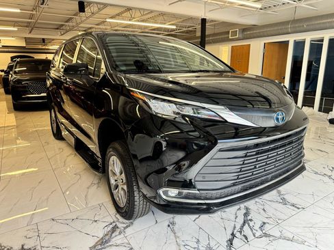 Used 2022 Toyota Sienna XLE FWD image 3