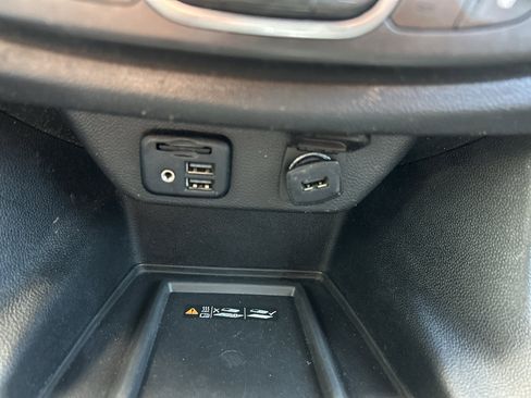 Used 2023 Chevrolet Traverse RS FWD image 32