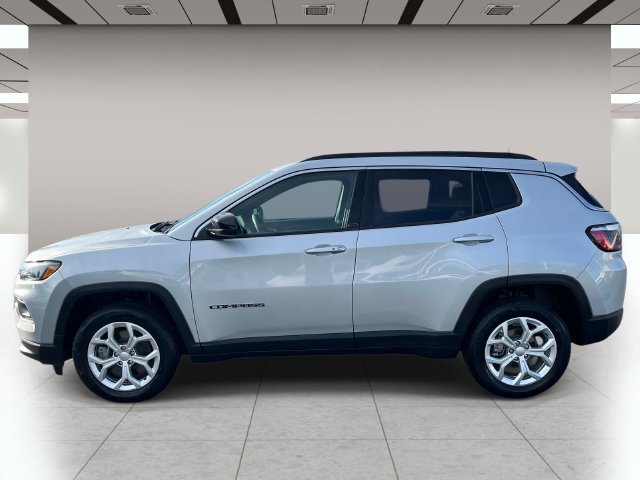Used 2024 Jeep Compass Latitude AWD/4WD image 7