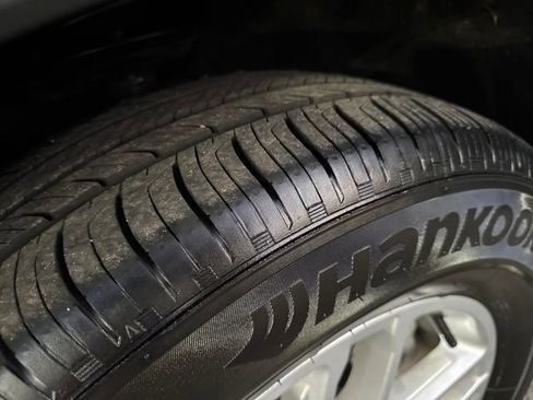 Used 2025 Ford Explorer Active image 28