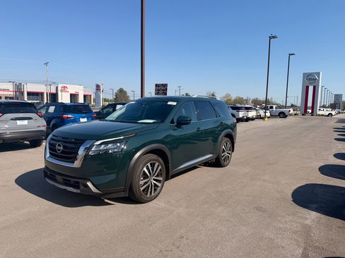 Used 2025 Nissan Pathfinder Platinum w/ Cargo Package AWD/4WD image 1