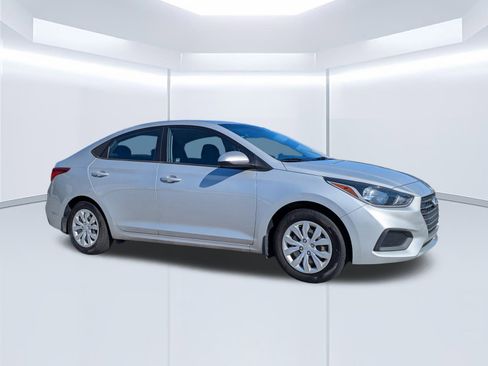 Certified 2021 Hyundai Accent SE image 2