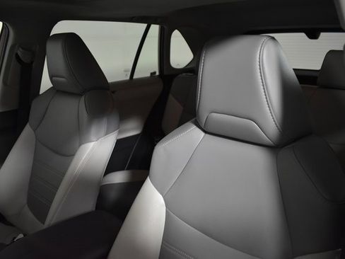 Used 2019 Toyota RAV4 XLE Premium image 8