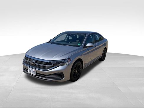 Used 2023 Volkswagen Jetta SE FWD image 2
