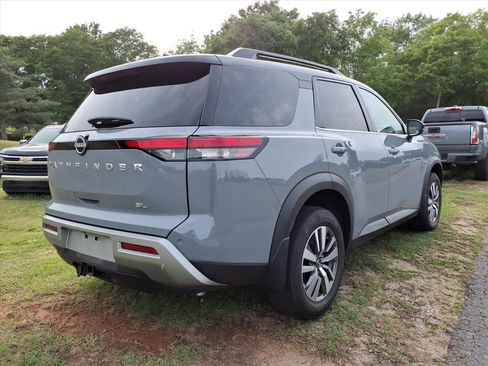 Used 2024 Nissan Pathfinder SL FWD image 5
