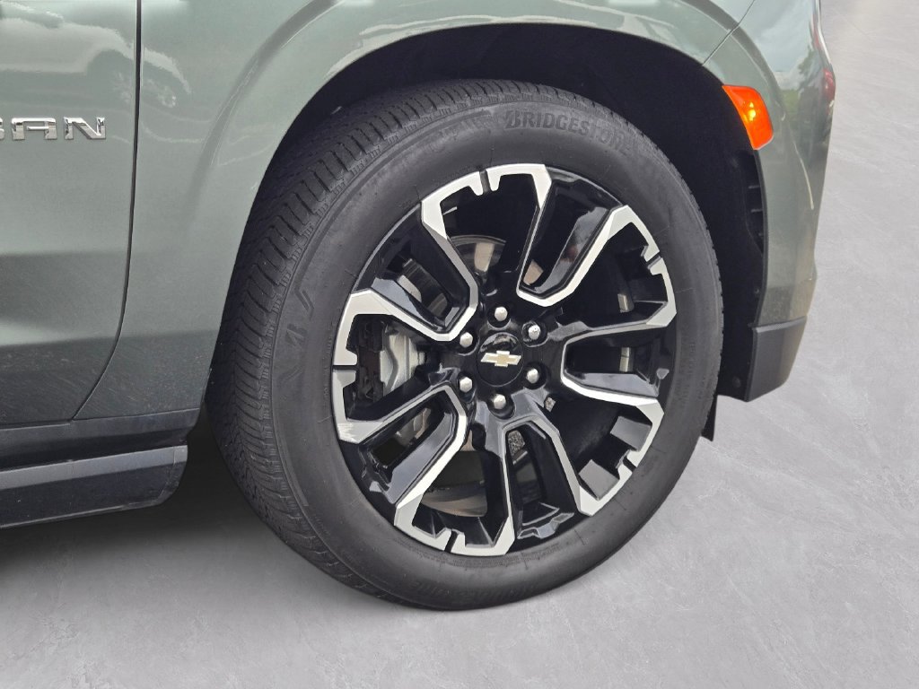 Used 2024 Chevrolet Suburban High Country w/ LPO, Illumination Package AWD/4WD image 5