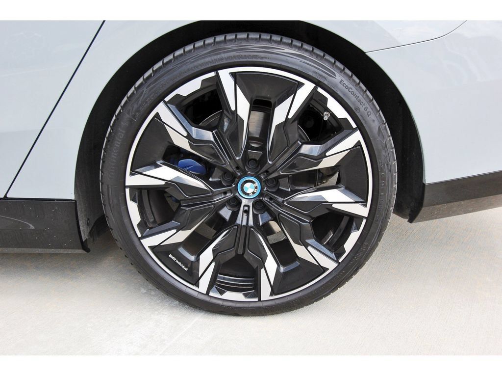 Used 2024 BMW i5 eDrive40i w/ M Sport Package RWD image 39