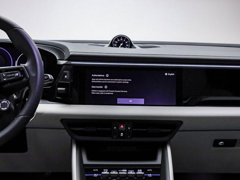 Certified 2025 Porsche Macan 4S Electric AWD/4WD image 15