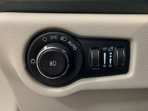 Used 2021 Chrysler Pacifica Limited w/ Premium & Safety Sphere Group AWD/4WD image 17