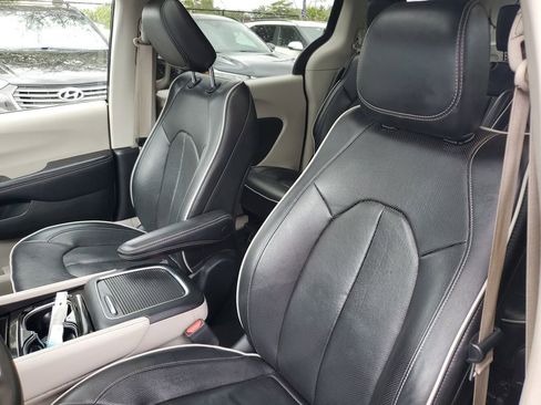 Used 2022 Chrysler Pacifica Limited image 19