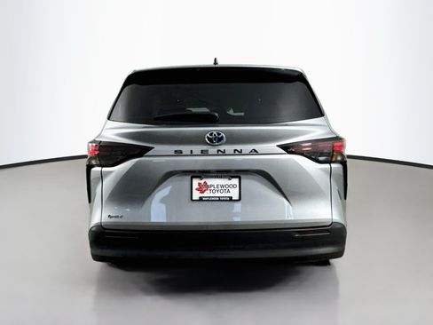 Certified 2025 Toyota Sienna LE FWD image 6