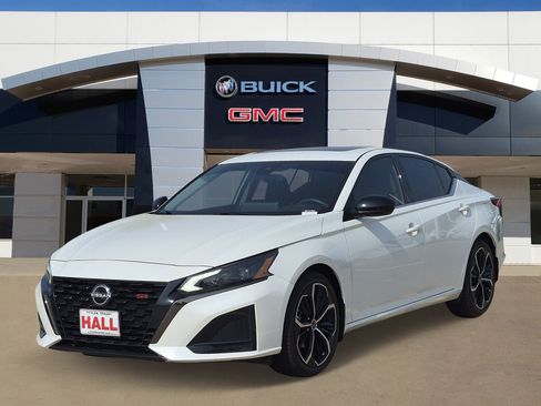 Used 2023 Nissan Altima 2.5 SR w/ SR Premium Package FWD image 3