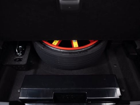 Certified 2025 Porsche Macan image 32