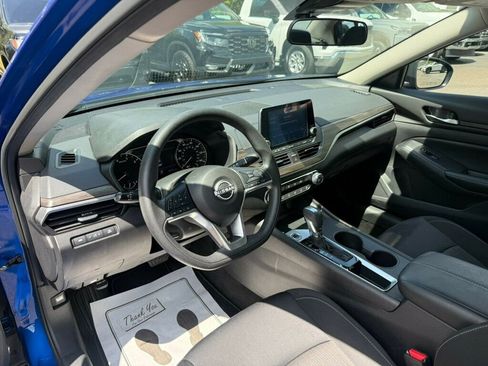 Used 2025 Nissan Altima 2.5 SV image 3