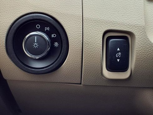 Used 2017 Ford Taurus SE image 16