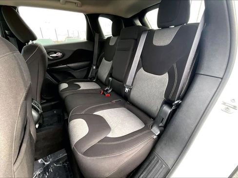 Used 2016 Jeep Cherokee Sport image 20