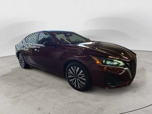Used 2024 Nissan Altima 2.5 SV FWD image 3