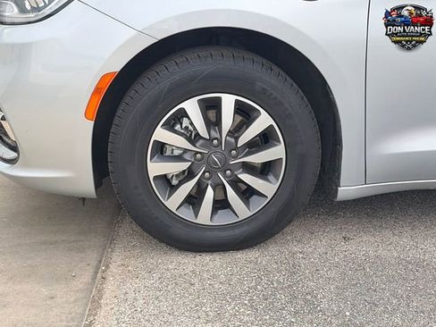 Certified 2023 Chrysler Pacifica Touring-L FWD image 25