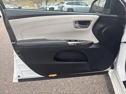 Used 2016 Toyota Avalon XLE image 11