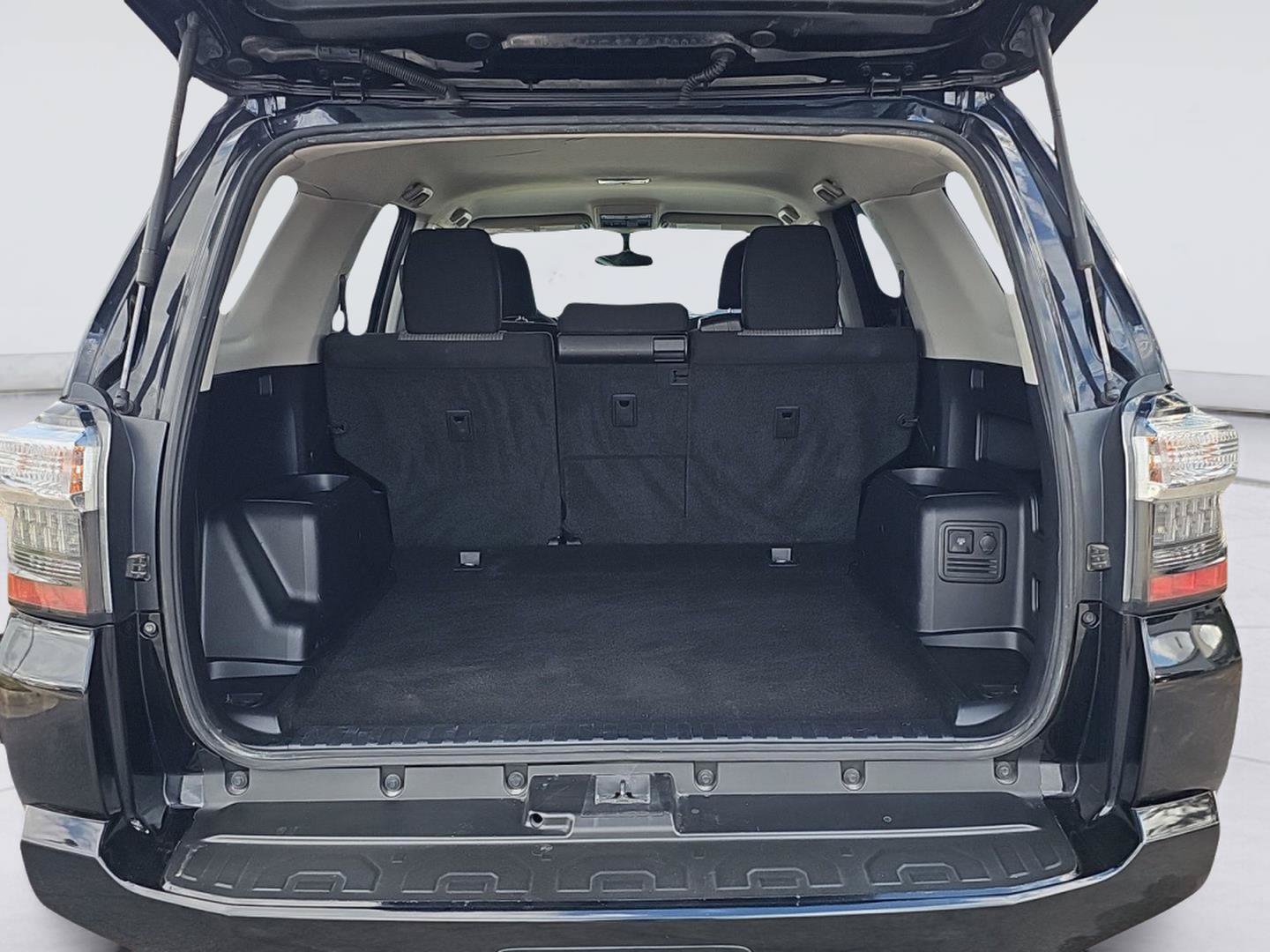 Used 2019 Toyota 4Runner SR5 AWD/4WD image 26