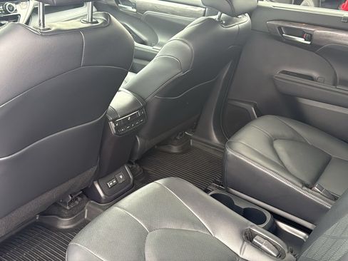 Certified 2024 Toyota Highlander Platinum AWD/4WD image 22