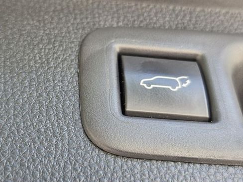 Used 2022 Toyota Highlander XLE AWD/4WD image 37