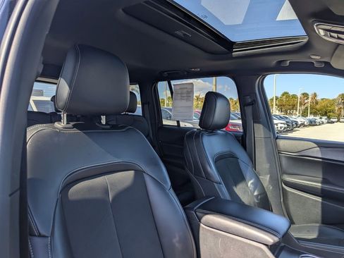 Used 2023 Jeep Grand Cherokee Altitude image 11