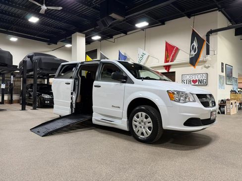 Used 2019 Dodge Grand Caravan SE FWD image 25