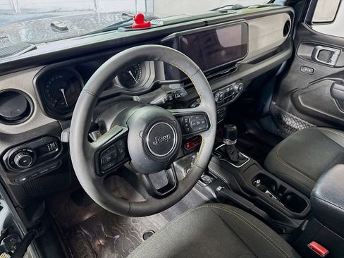 Used 2024 Jeep Wrangler Unlimited image 11