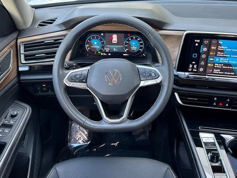 Used 2024 Volkswagen Atlas SE AWD/4WD image 16