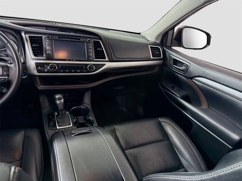 Used 2019 Toyota Highlander XLE image 17