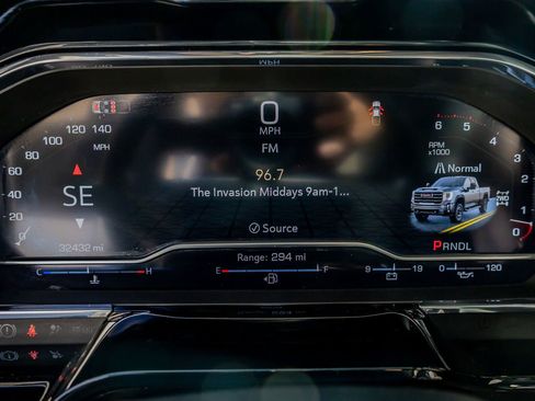 Used 2025 GMC Sierra 2500 SLT w/ SLT Convenience Package image 20