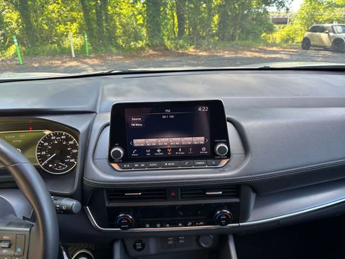 Used 2025 Nissan Rogue SV FWD image 17