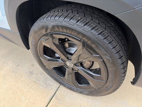 New 2026 Volkswagen Taos SE image 9