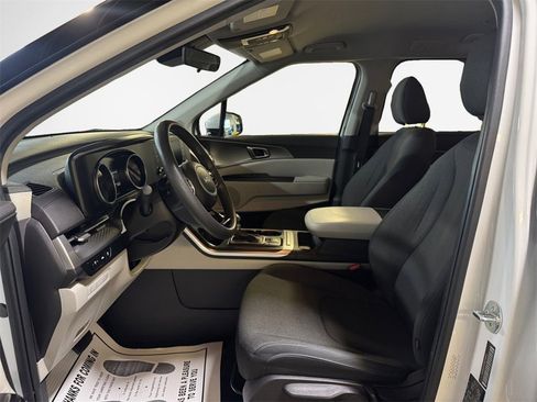Used 2023 Kia Carnival LX image 12