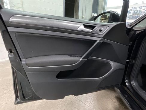 Used 2019 Volkswagen Golf S image 10