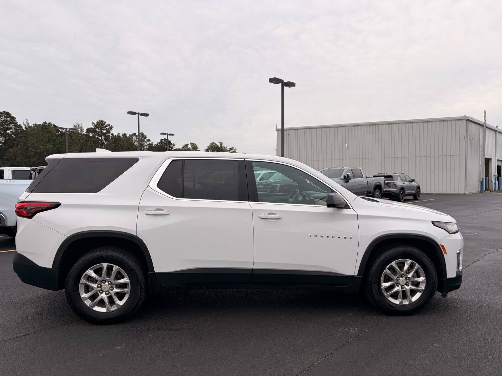 Used 2022 Chevrolet Traverse LS FWD image 5