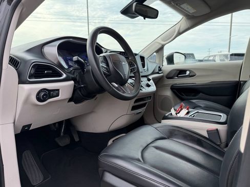 Used 2023 Chrysler Pacifica Touring-L FWD image 9