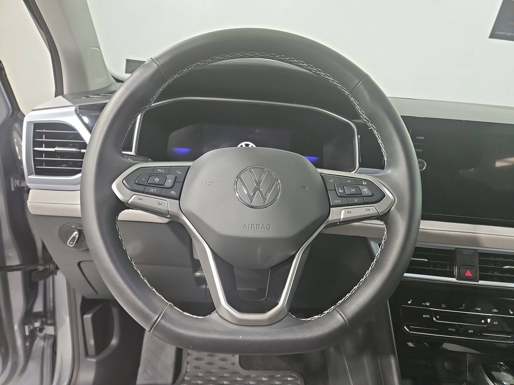 Used 2025 Volkswagen Taos SE w/ Panoramic Sunroof Package AWD/4WD image 17