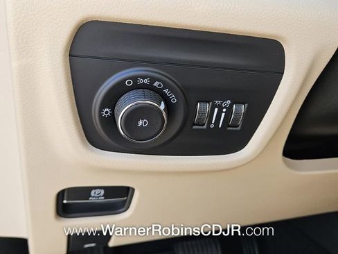 New 2025 Jeep Grand Cherokee Limited w/ Luxury Tech Group II image 28