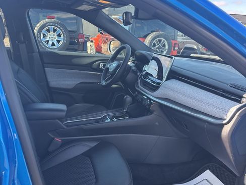 Used 2024 Jeep Compass Latitude w/ Sun and Sound Group image 32