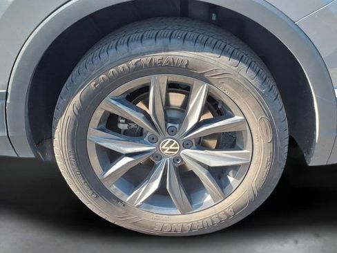 Used 2024 Volkswagen Tiguan SE image 31