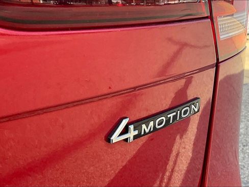 Used 2022 Volkswagen Tiguan SE w/ Panoramic Sunroof Package image 10