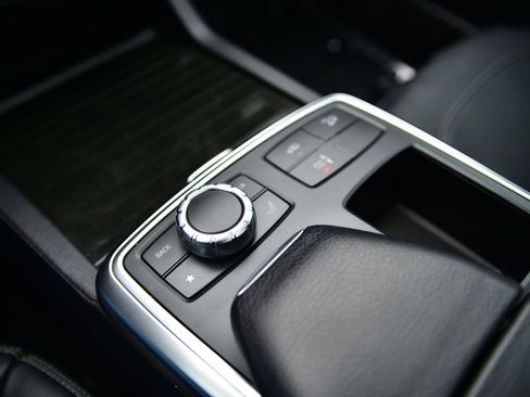 Used 2015 Mercedes-Benz GL 550 4MATIC image 16