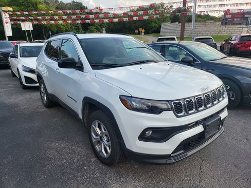 Used 2025 Jeep Compass Latitude w/ Sun & Sound Group AWD/4WD image 2