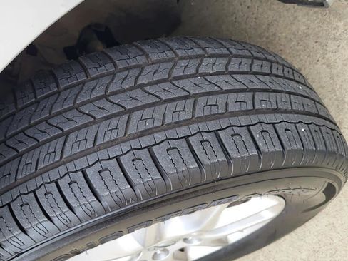 Used 2024 Chrysler Pacifica Touring-L image 28