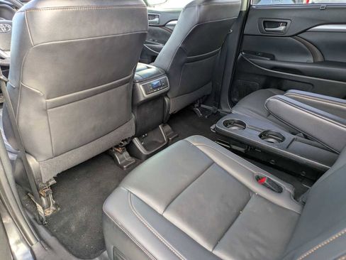 Used 2019 Toyota Highlander XLE image 16