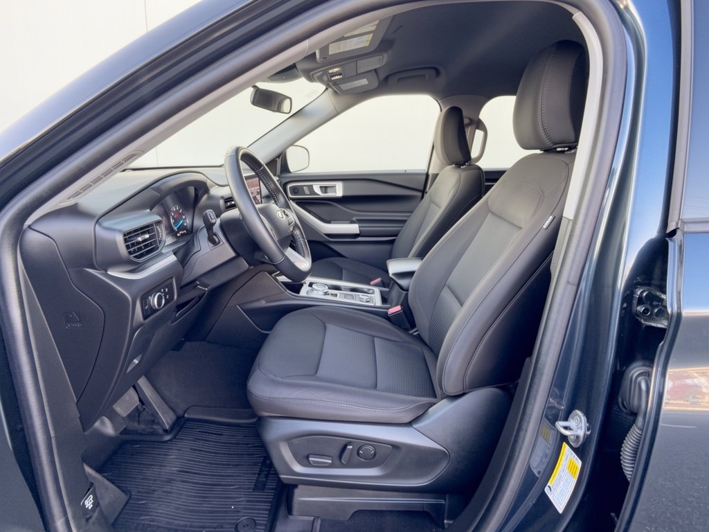 Used 2023 Ford Explorer XLT AWD/4WD image 5