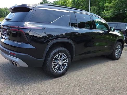 Used 2025 Chevrolet Traverse LT FWD image 5
