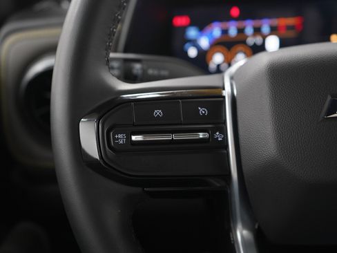 Used 2024 Chevrolet Colorado ZR2 w/ Technology Package AWD/4WD image 25